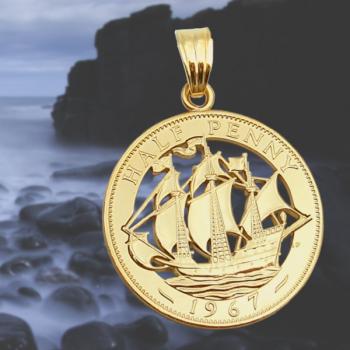 Anhänger vergoldet aus einer ausgesägten Half Penny Münze England Segelschiff