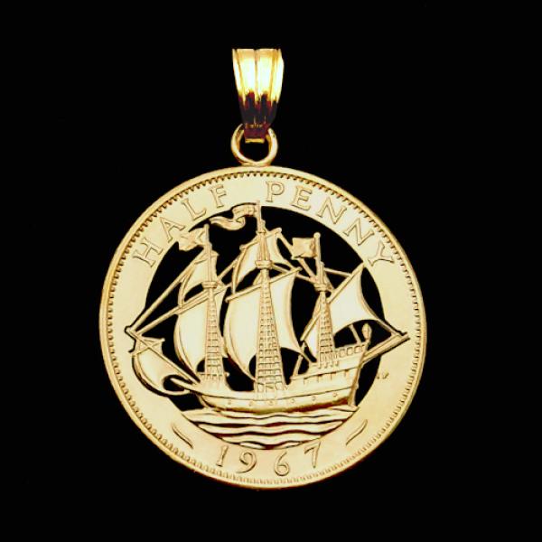 Anhänger vergoldet aus einer ausgesägten Half Penny Münze England Segelschiff
